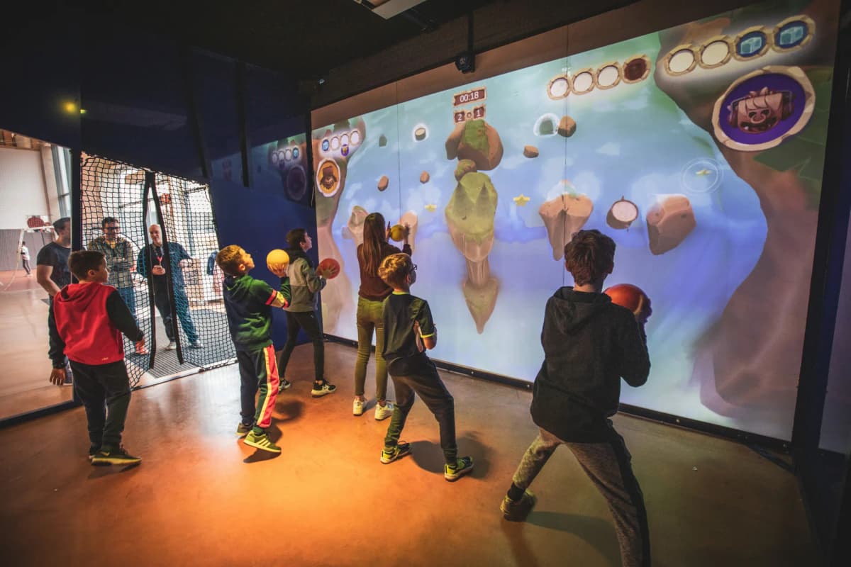 Enfants jouant au mur interactif